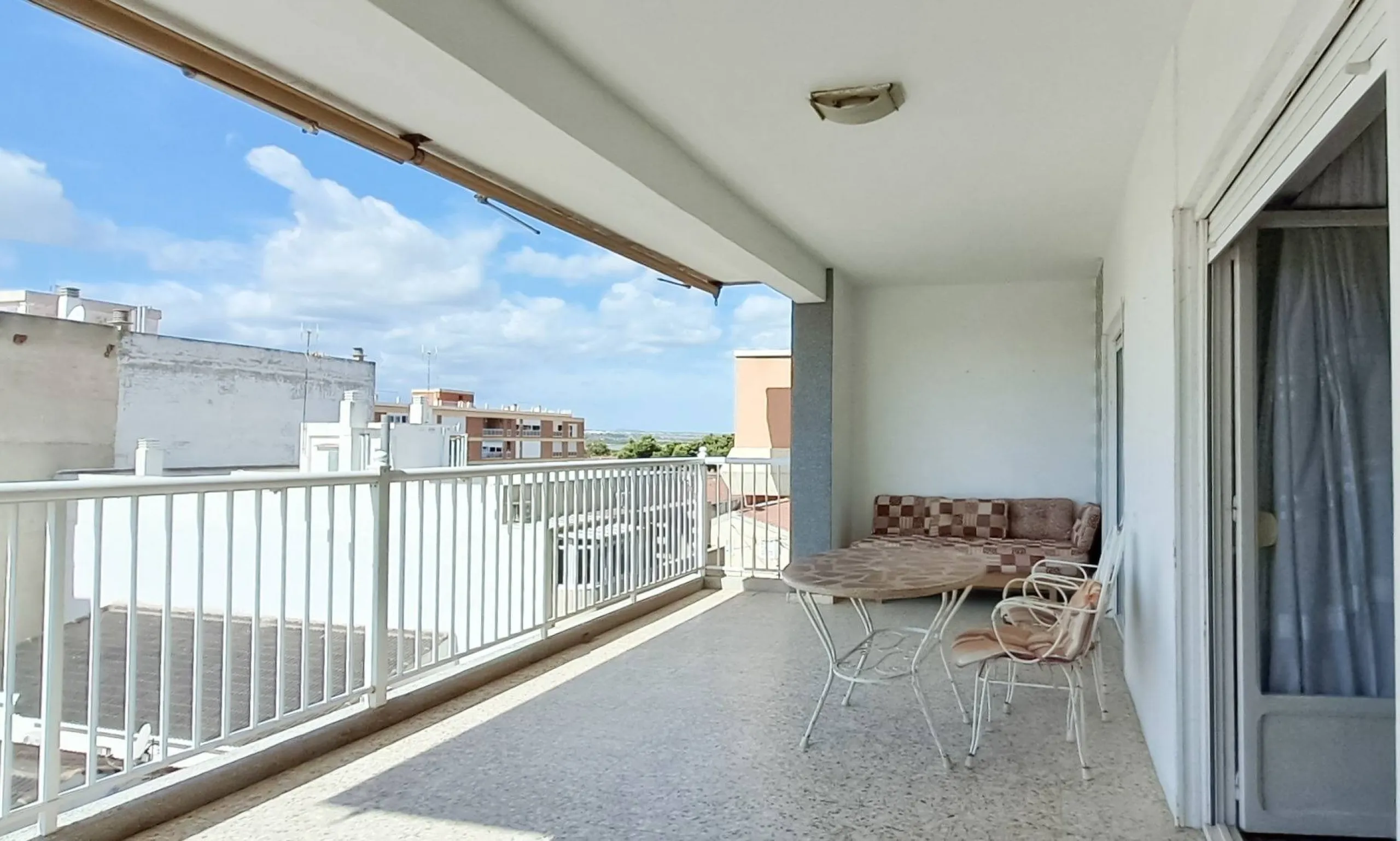 Luminoso apartamento con terraza y vistas al mar y la montaña, a 80m de la playa