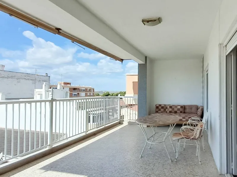 Luminoso apartamento con terraza y vistas al mar y la montaña, a 80m de la playa