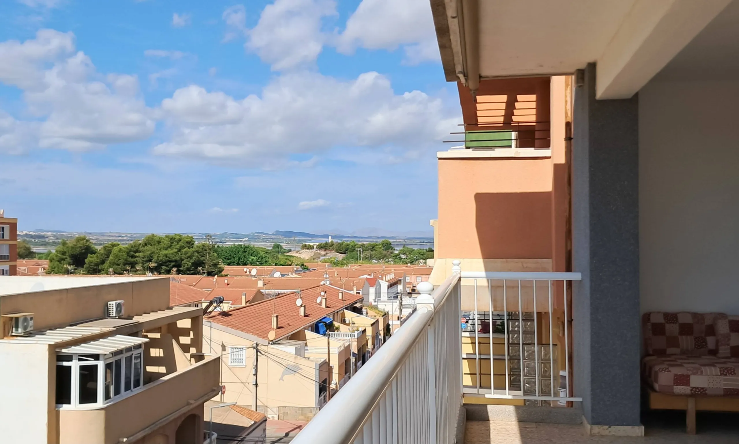 Luminoso apartamento con terraza y vistas al mar y la montaña, a 80m de la playa