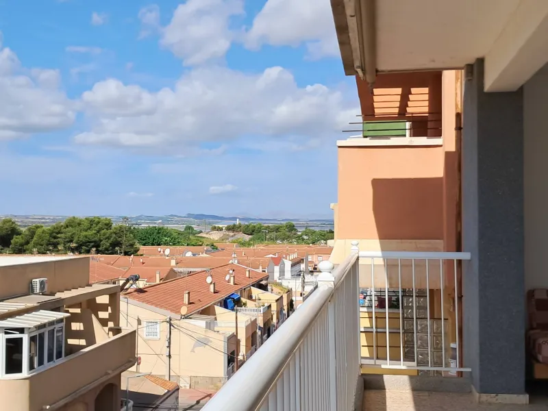 Luminoso apartamento con terraza y vistas al mar y la montaña, a 80m de la playa