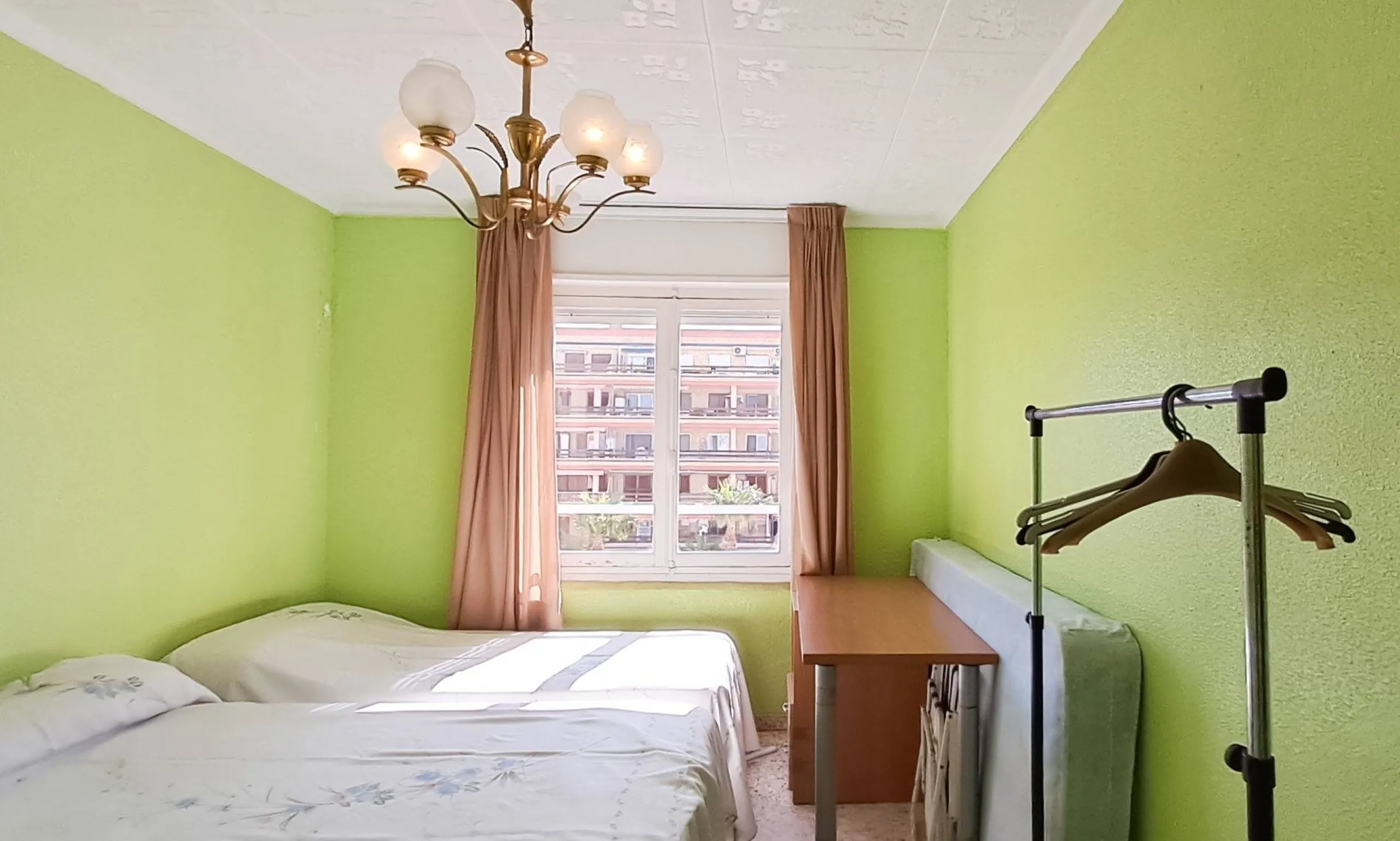 Luminoso apartamento con terraza y vistas al mar y la montaña, a 80m de la playa