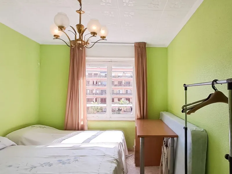 Luminoso apartamento con terraza y vistas al mar y la montaña, a 80m de la playa