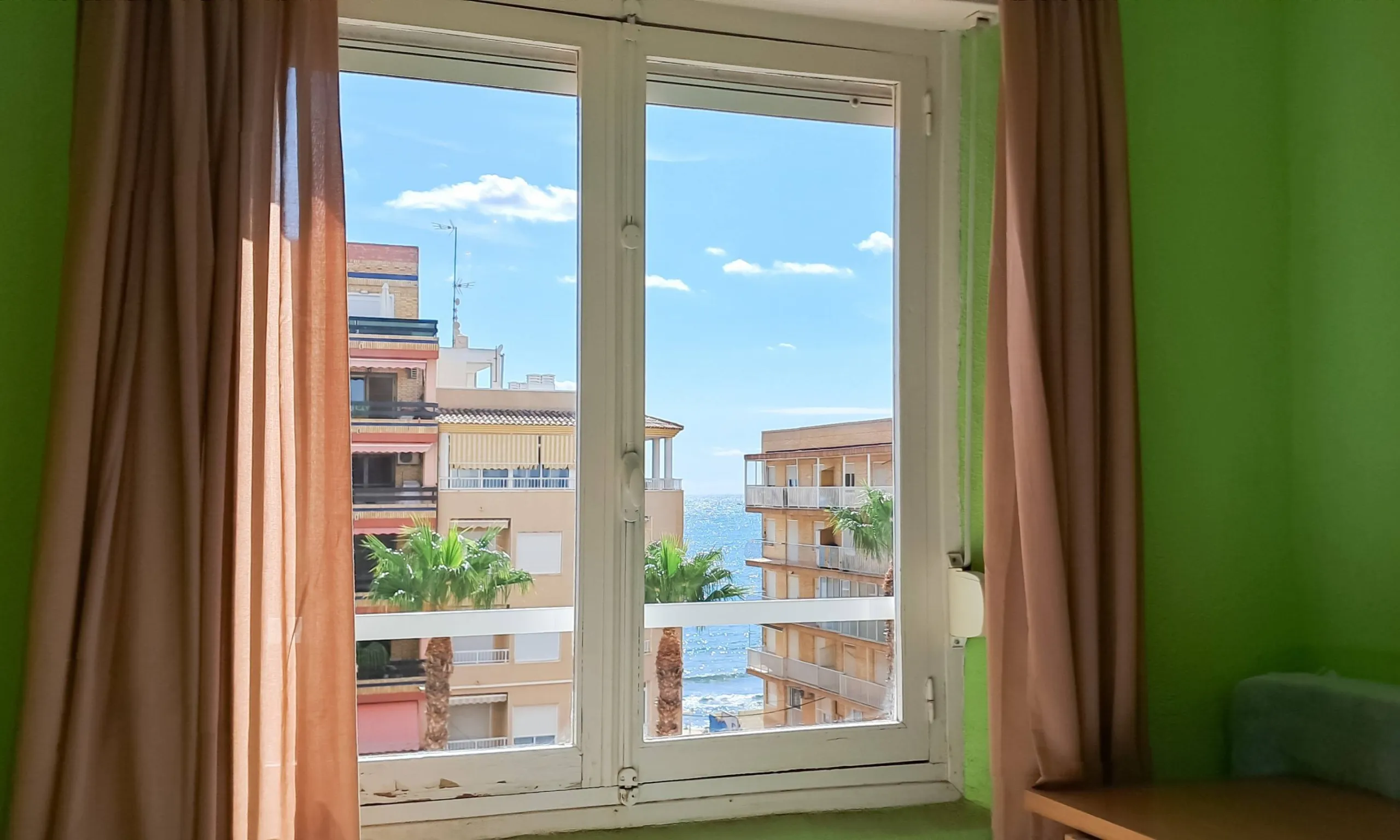 Luminoso apartamento con terraza y vistas al mar y la montaña, a 80m de la playa