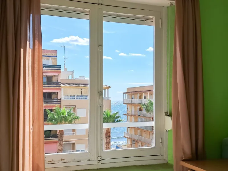 Luminoso apartamento con terraza y vistas al mar y la montaña, a 80m de la playa