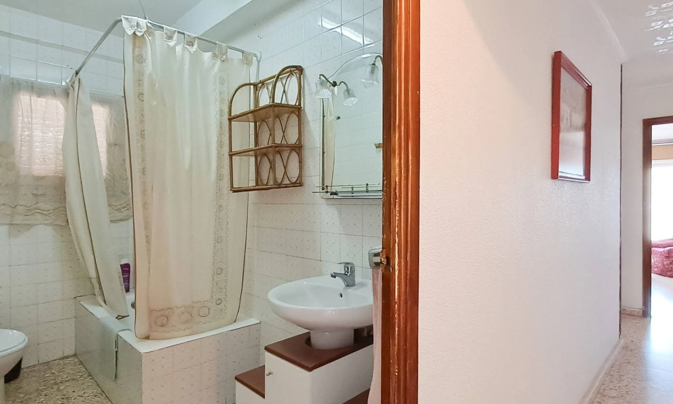 Luminoso apartamento con terraza y vistas al mar y la montaña, a 80m de la playa