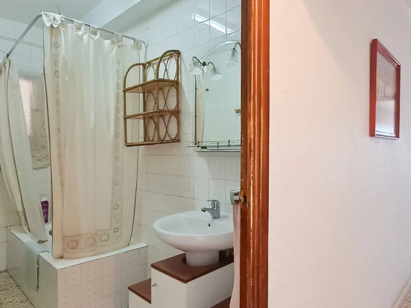Luminoso apartamento con terraza y vistas al mar y la montaña, a 80m de la playa
