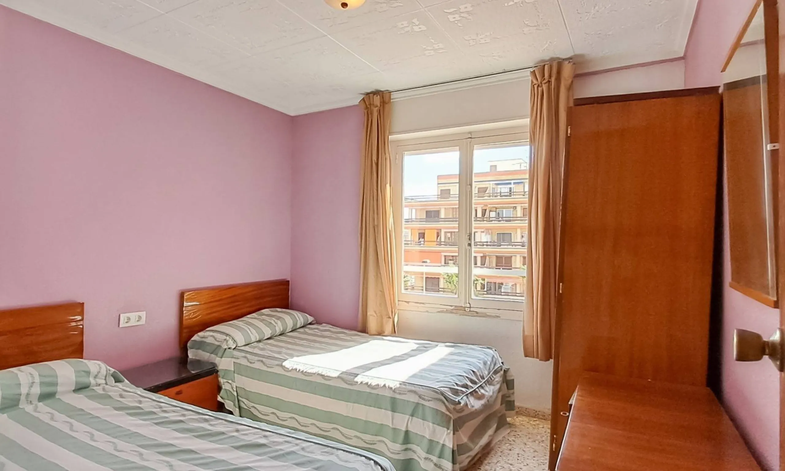 Luminoso apartamento con terraza y vistas al mar y la montaña, a 80m de la playa