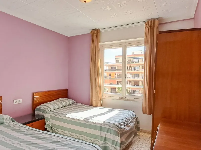 Luminoso apartamento con terraza y vistas al mar y la montaña, a 80m de la playa