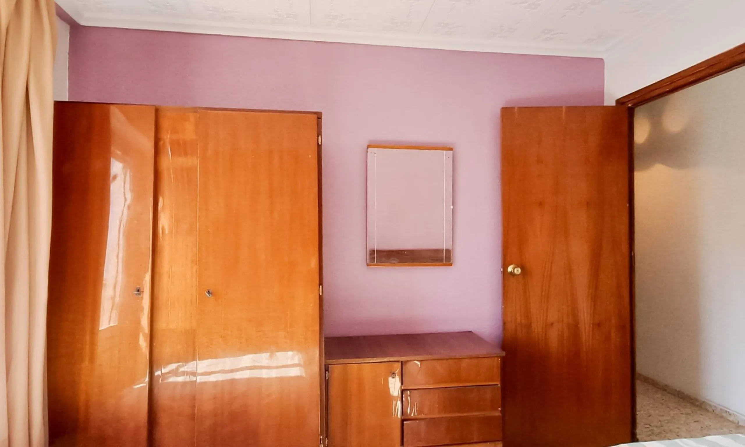 Luminoso apartamento con terraza y vistas al mar y la montaña, a 80m de la playa