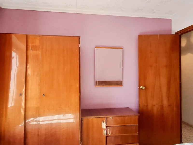 Luminoso apartamento con terraza y vistas al mar y la montaña, a 80m de la playa