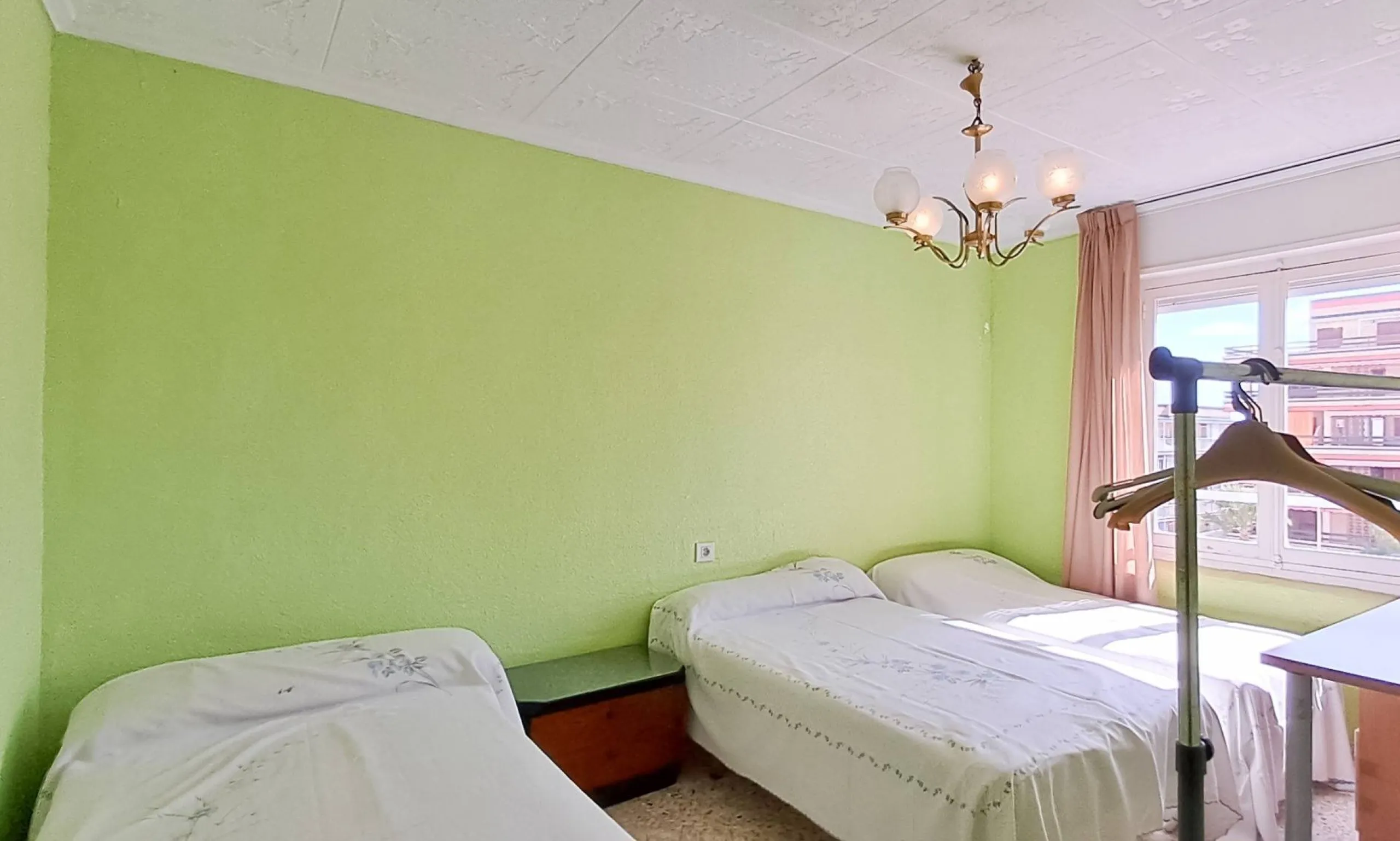 Luminoso apartamento con terraza y vistas al mar y la montaña, a 80m de la playa