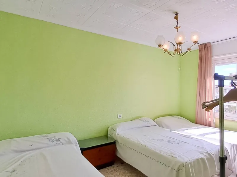 Luminoso apartamento con terraza y vistas al mar y la montaña, a 80m de la playa