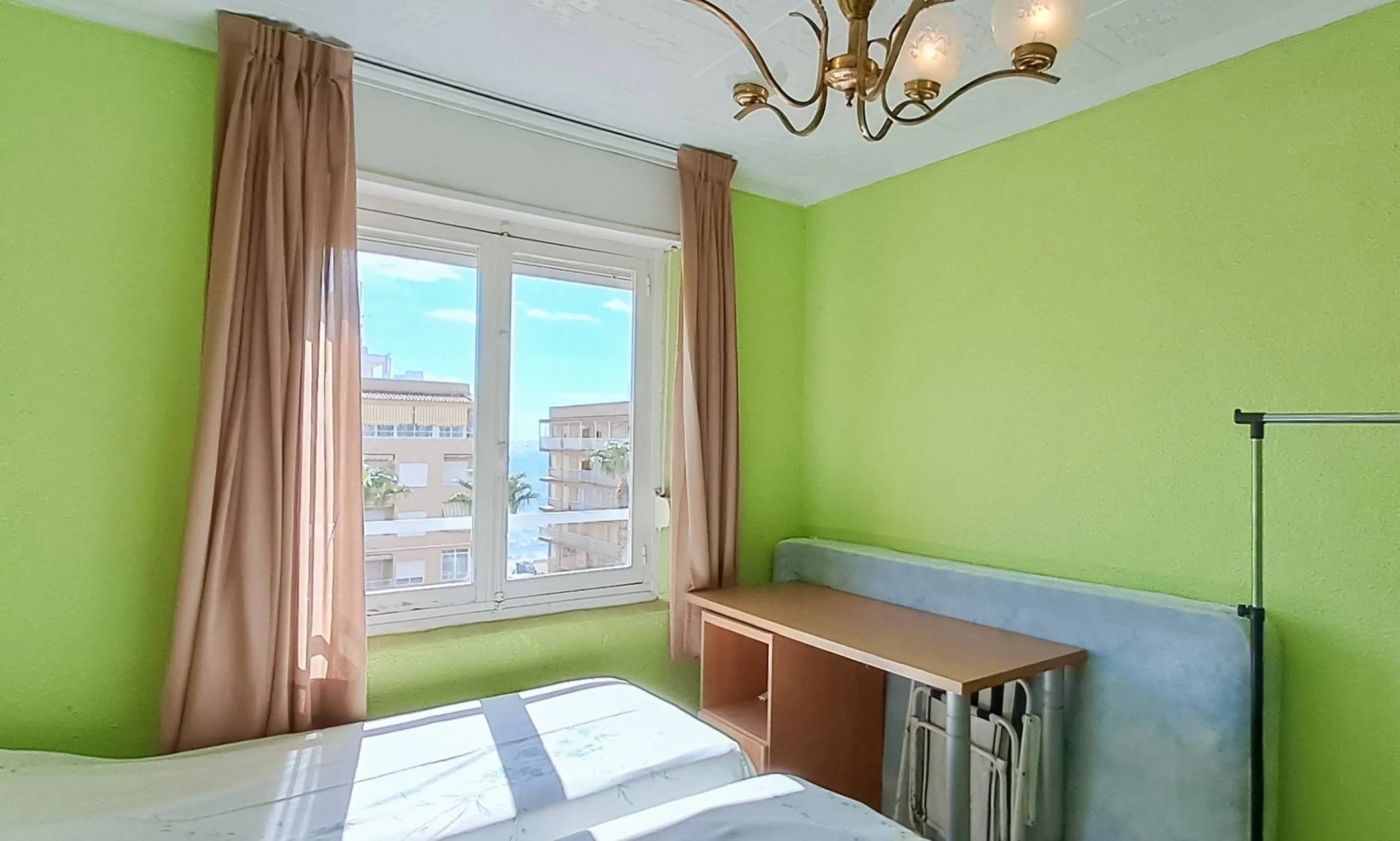Luminoso apartamento con terraza y vistas al mar y la montaña, a 80m de la playa