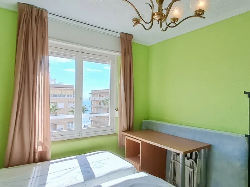 Luminoso apartamento con terraza y vistas al mar y la montaña, a 80m de la playa