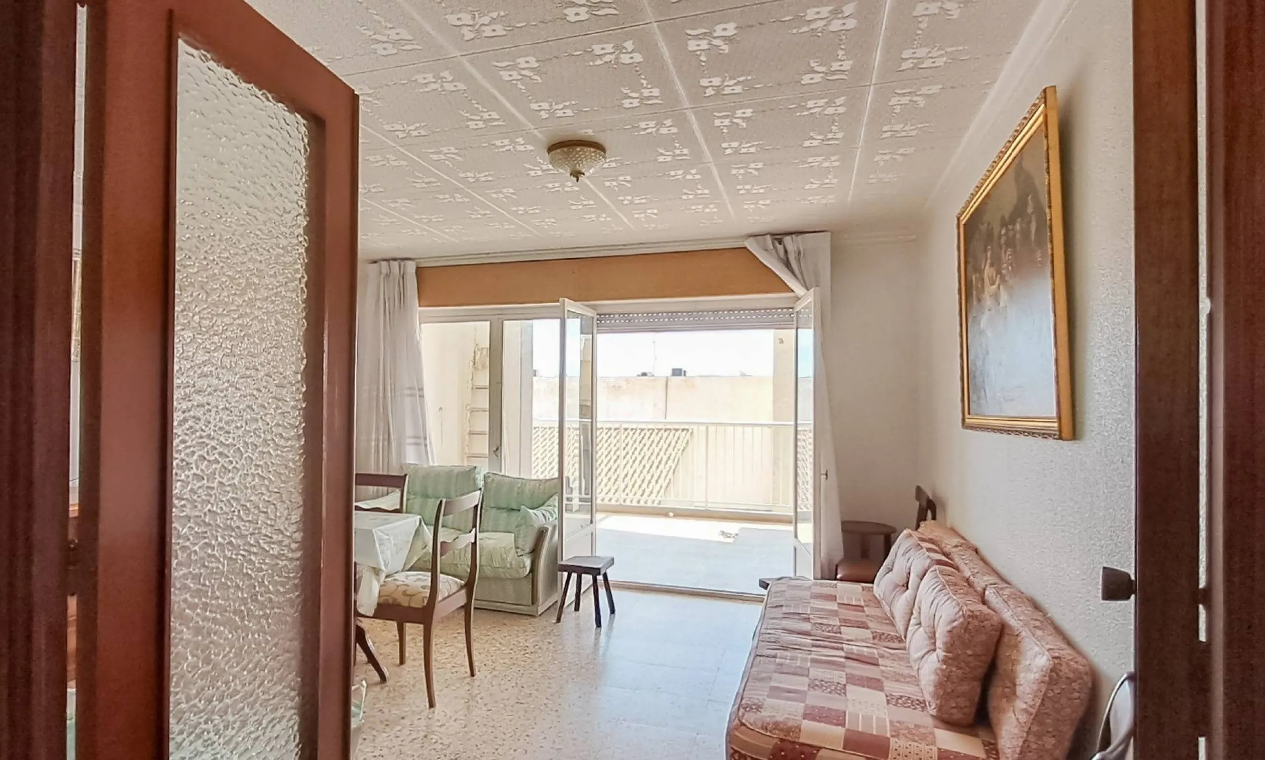 Luminoso apartamento con terraza y vistas al mar y la montaña, a 80m de la playa
