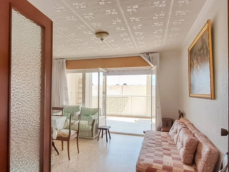 Luminoso apartamento con terraza y vistas al mar y la montaña, a 80m de la playa