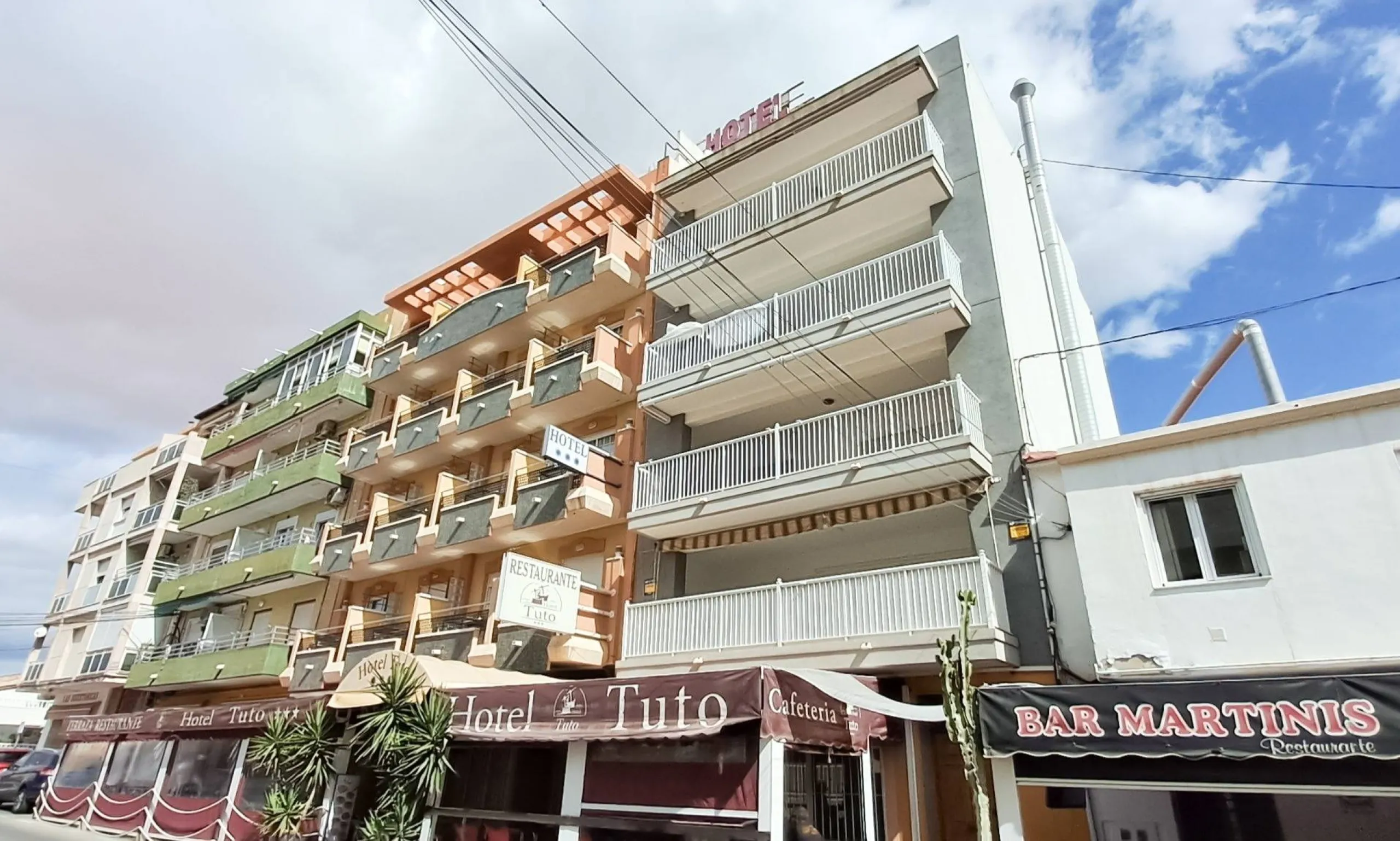Luminoso apartamento con terraza y vistas al mar y la montaña, a 80m de la playa