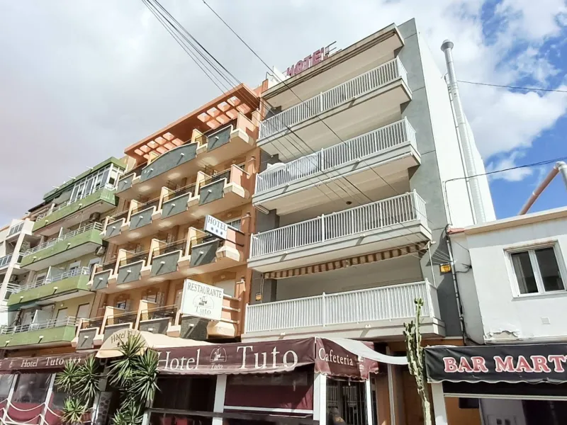 Luminoso apartamento con terraza y vistas al mar y la montaña, a 80m de la playa