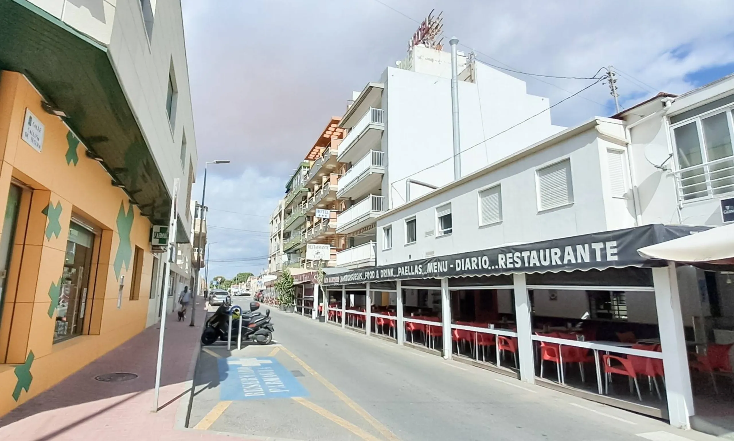 Luminoso apartamento con terraza y vistas al mar y la montaña, a 80m de la playa