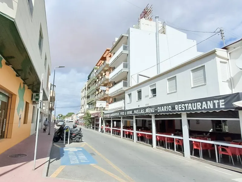 Luminoso apartamento con terraza y vistas al mar y la montaña, a 80m de la playa