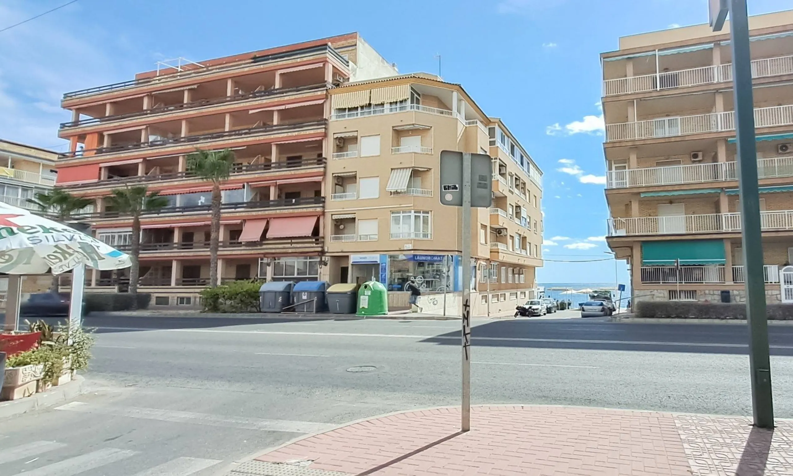 Luminoso apartamento con terraza y vistas al mar y la montaña, a 80m de la playa