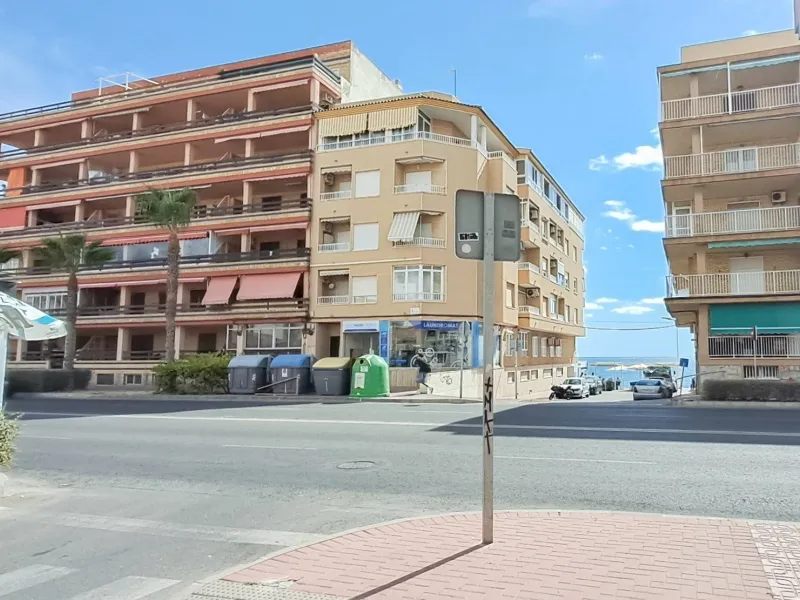 Luminoso apartamento con terraza y vistas al mar y la montaña, a 80m de la playa