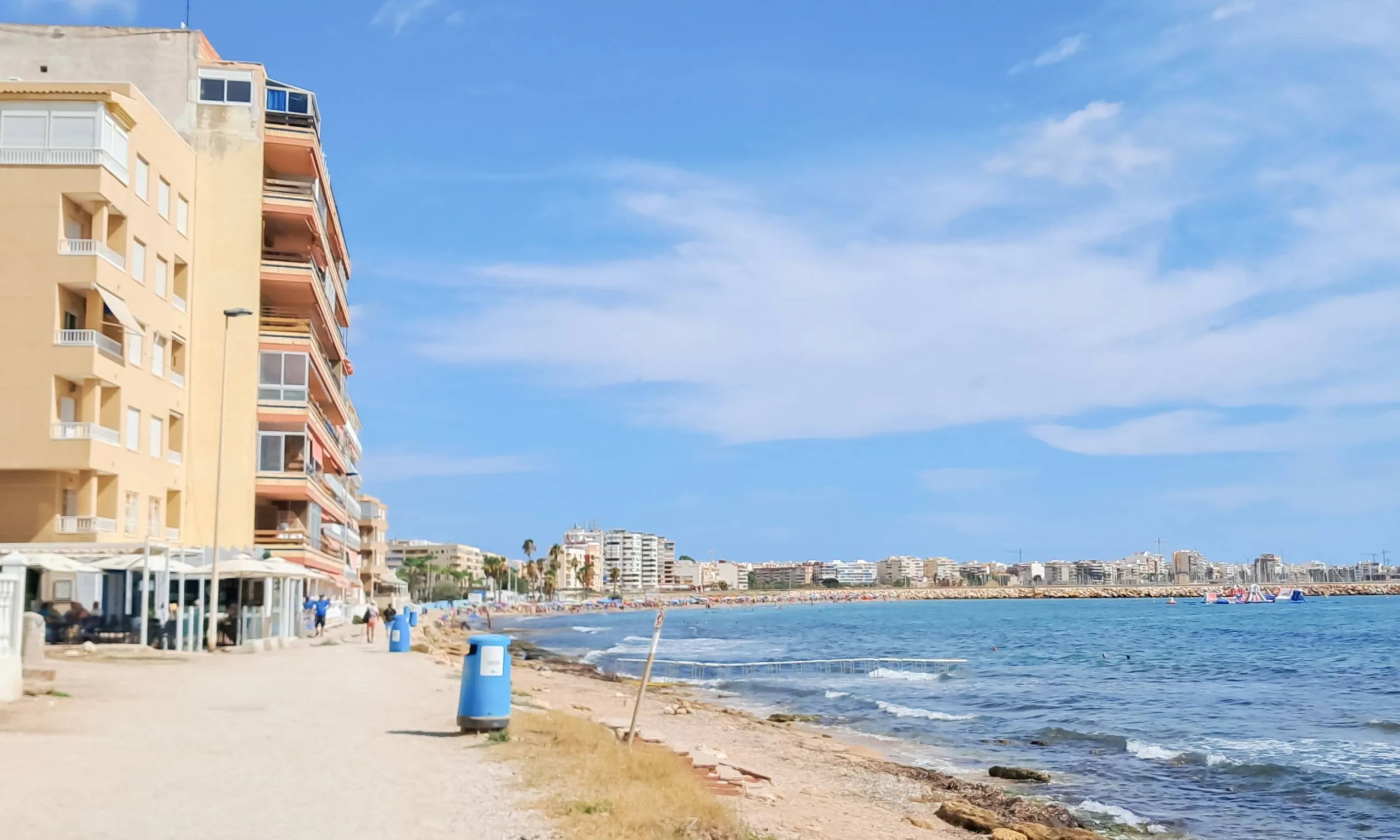 Luminoso apartamento con terraza y vistas al mar y la montaña, a 80m de la playa