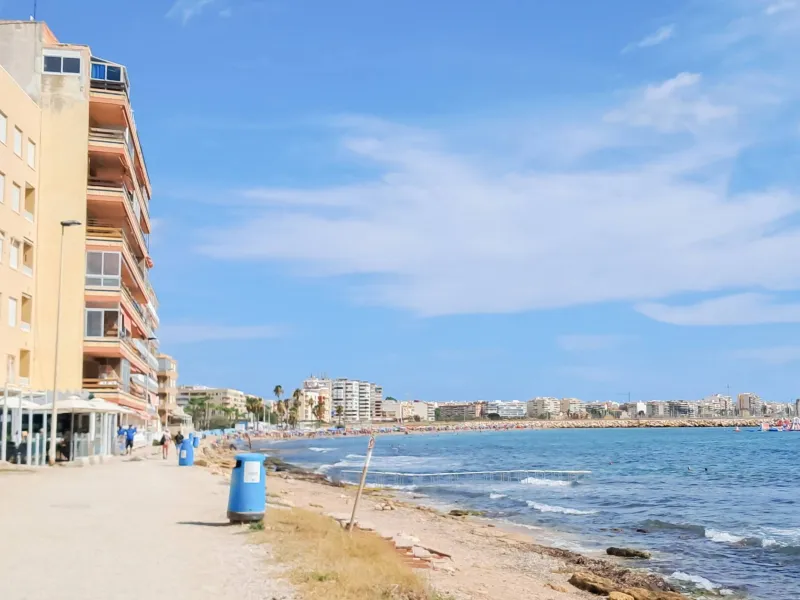 Luminoso apartamento con terraza y vistas al mar y la montaña, a 80m de la playa