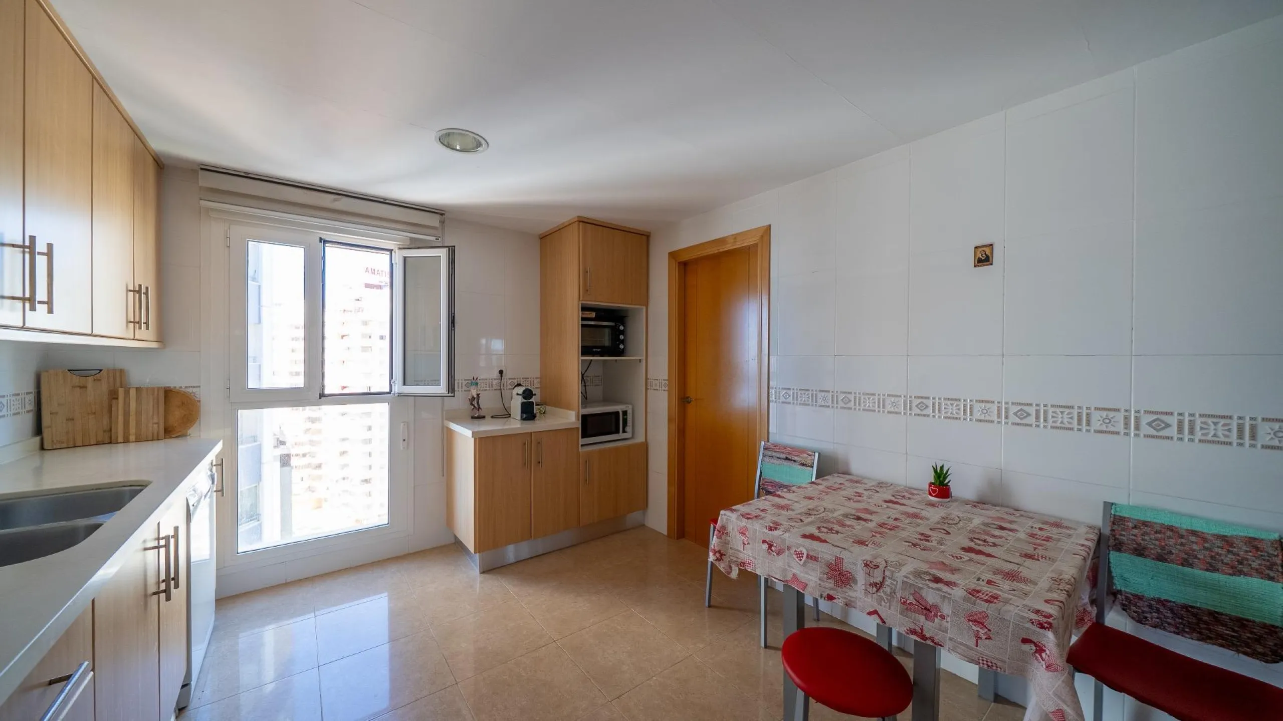 Ground Floor Apartment with Impressive Terrace and Sea Views