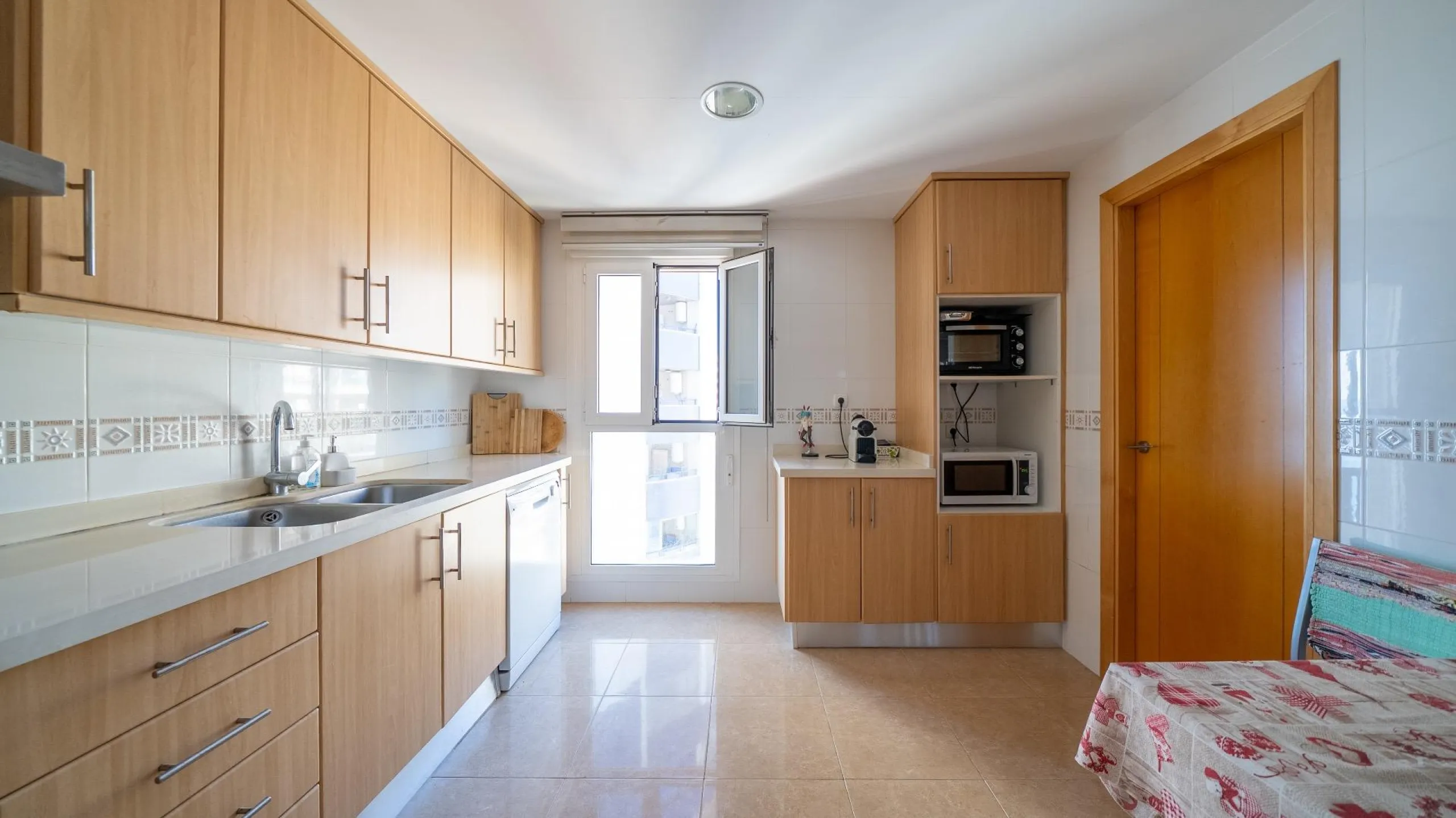 Ground Floor Apartment with Impressive Terrace and Sea Views