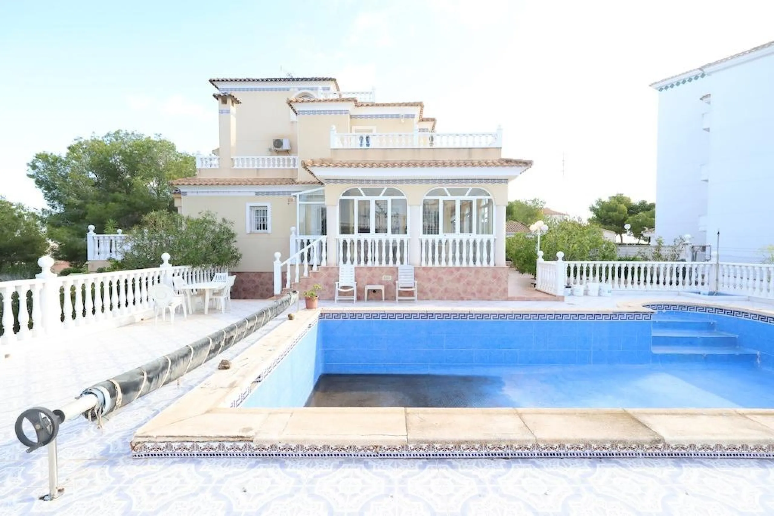 VILLA INDEPENDIENTE CON PARCELA DE 1500 M2. 5 DORM. 4 BAÑOS. CON PISCINA PRIVADA.