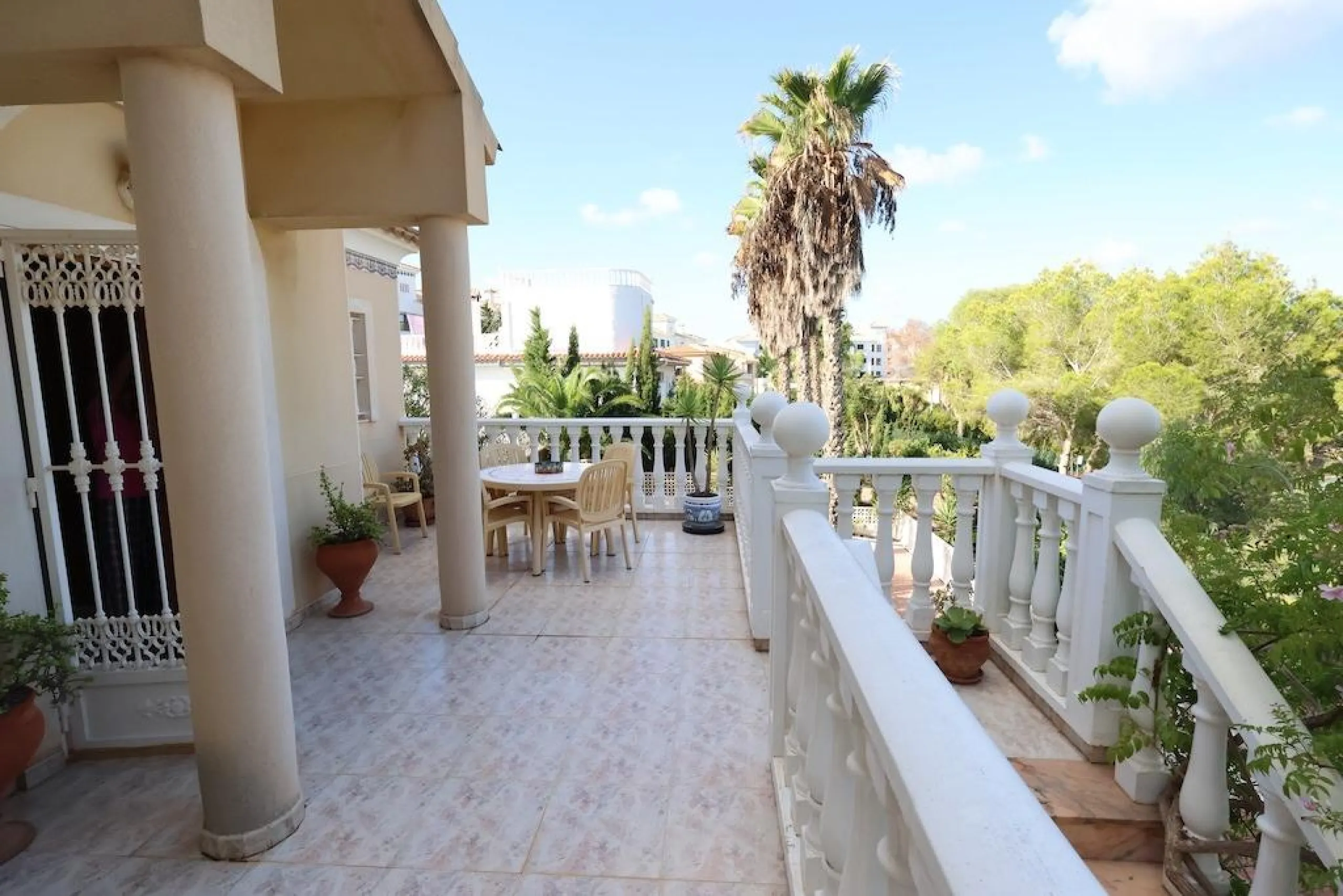 VILLA INDEPENDIENTE CON PARCELA DE 1500 M2. 5 DORM. 4 BAÑOS. CON PISCINA PRIVADA.