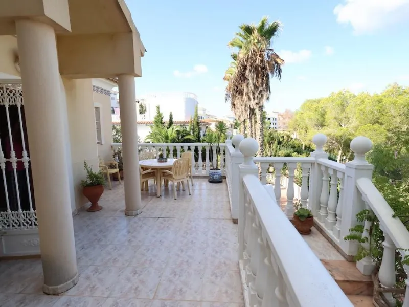 VILLA INDEPENDIENTE CON PARCELA DE 1500 M2. 5 DORM. 4 BAÑOS. CON PISCINA PRIVADA.