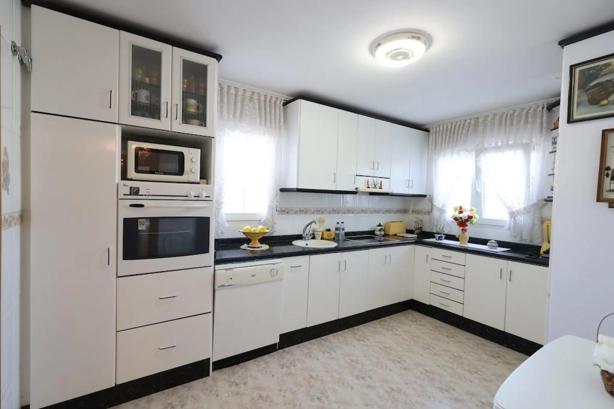 VILLA INDEPENDIENTE CON PARCELA DE 1500 M2. 5 DORM. 4 BAÑOS. CON PISCINA PRIVADA.