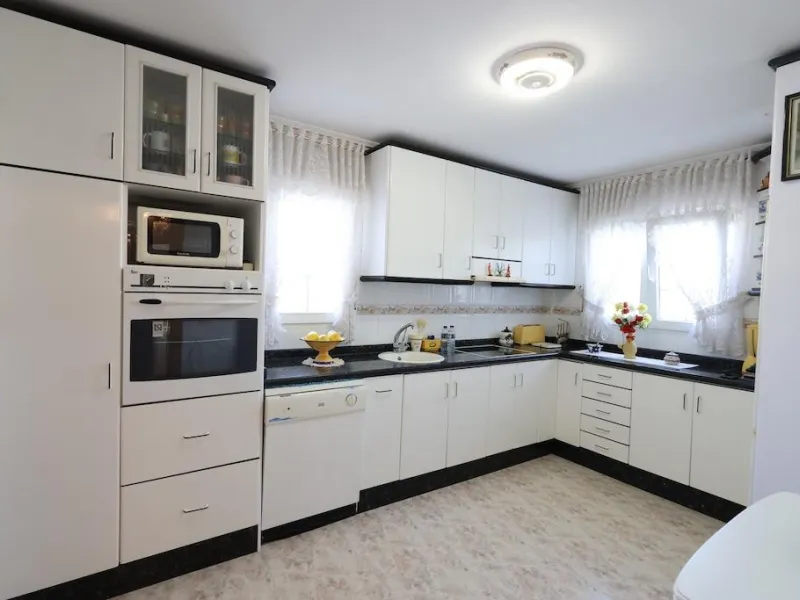 VILLA INDEPENDIENTE CON PARCELA DE 1500 M2. 5 DORM. 4 BAÑOS. CON PISCINA PRIVADA.