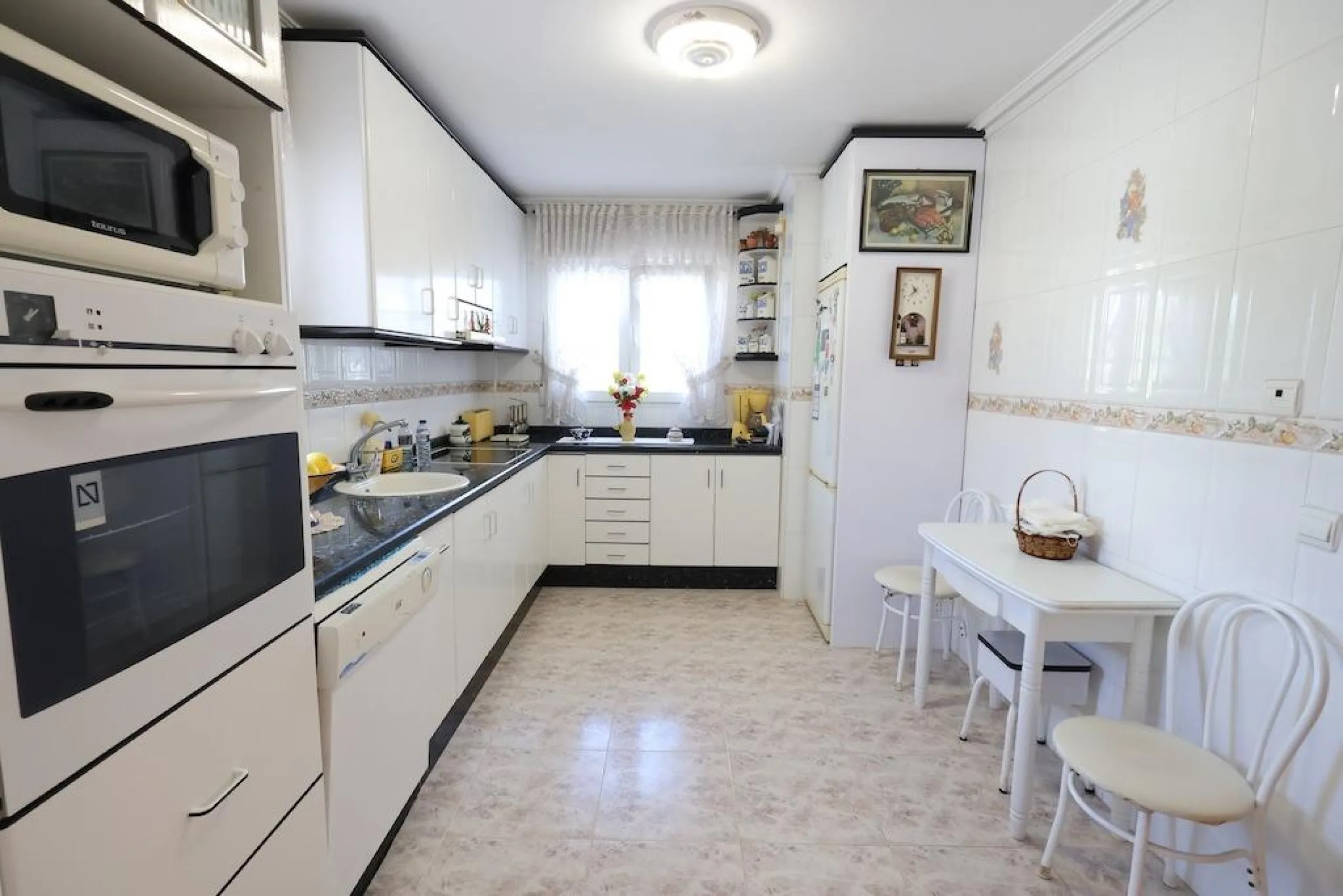 VILLA INDEPENDIENTE CON PARCELA DE 1500 M2. 5 DORM. 4 BAÑOS. CON PISCINA PRIVADA.