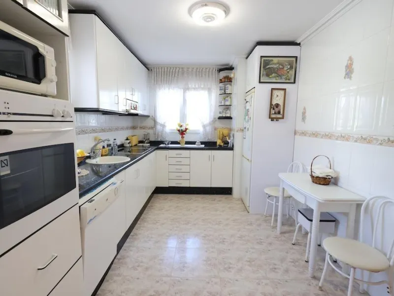VILLA INDEPENDIENTE CON PARCELA DE 1500 M2. 5 DORM. 4 BAÑOS. CON PISCINA PRIVADA.