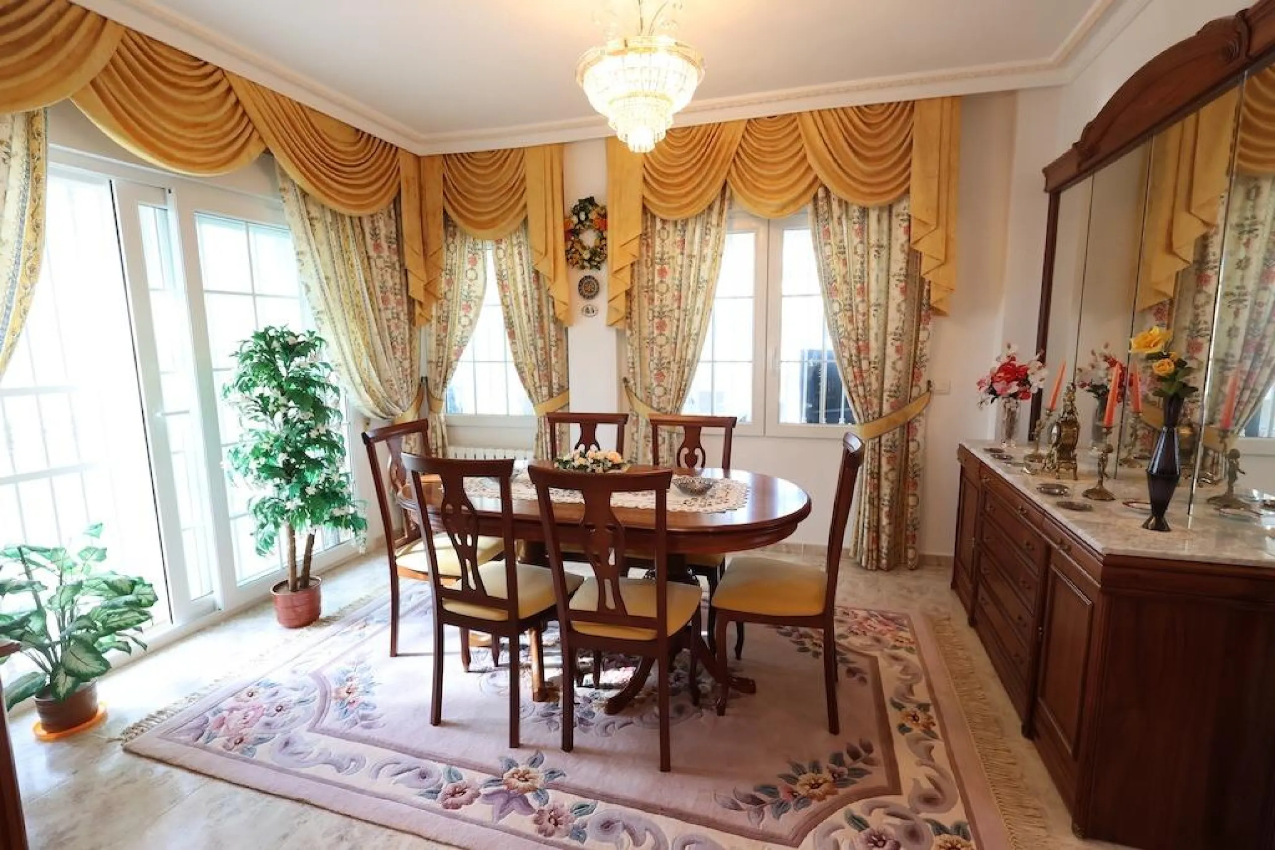 VILLA INDEPENDIENTE CON PARCELA DE 1500 M2. 5 DORM. 4 BAÑOS. CON PISCINA PRIVADA.