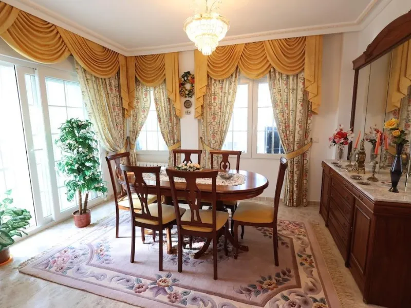 VILLA INDEPENDIENTE CON PARCELA DE 1500 M2. 5 DORM. 4 BAÑOS. CON PISCINA PRIVADA.