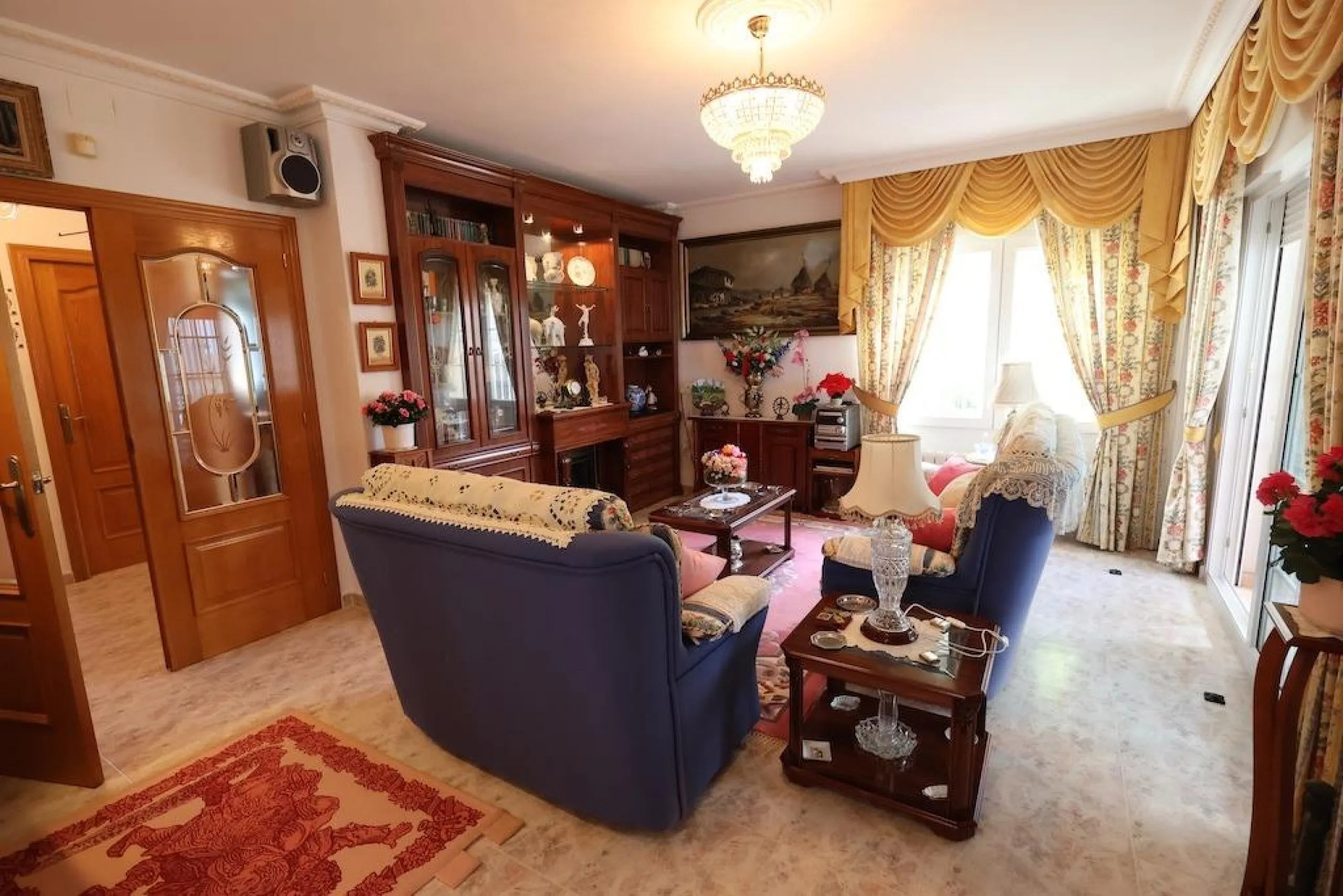 VILLA INDEPENDIENTE CON PARCELA DE 1500 M2. 5 DORM. 4 BAÑOS. CON PISCINA PRIVADA.