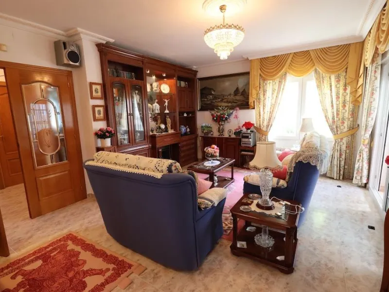 VILLA INDEPENDIENTE CON PARCELA DE 1500 M2. 5 DORM. 4 BAÑOS. CON PISCINA PRIVADA.