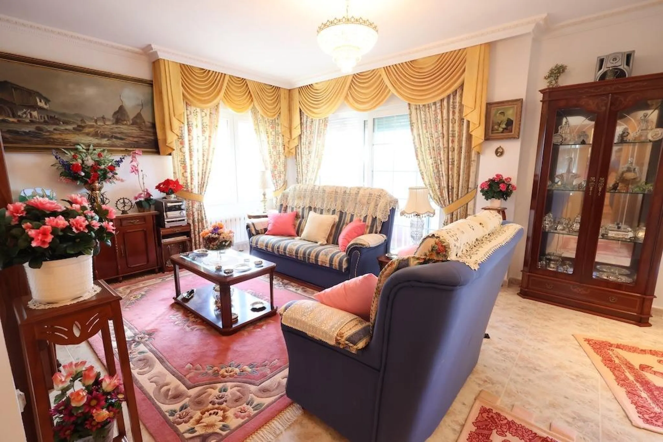VILLA INDEPENDIENTE CON PARCELA DE 1500 M2. 5 DORM. 4 BAÑOS. CON PISCINA PRIVADA.