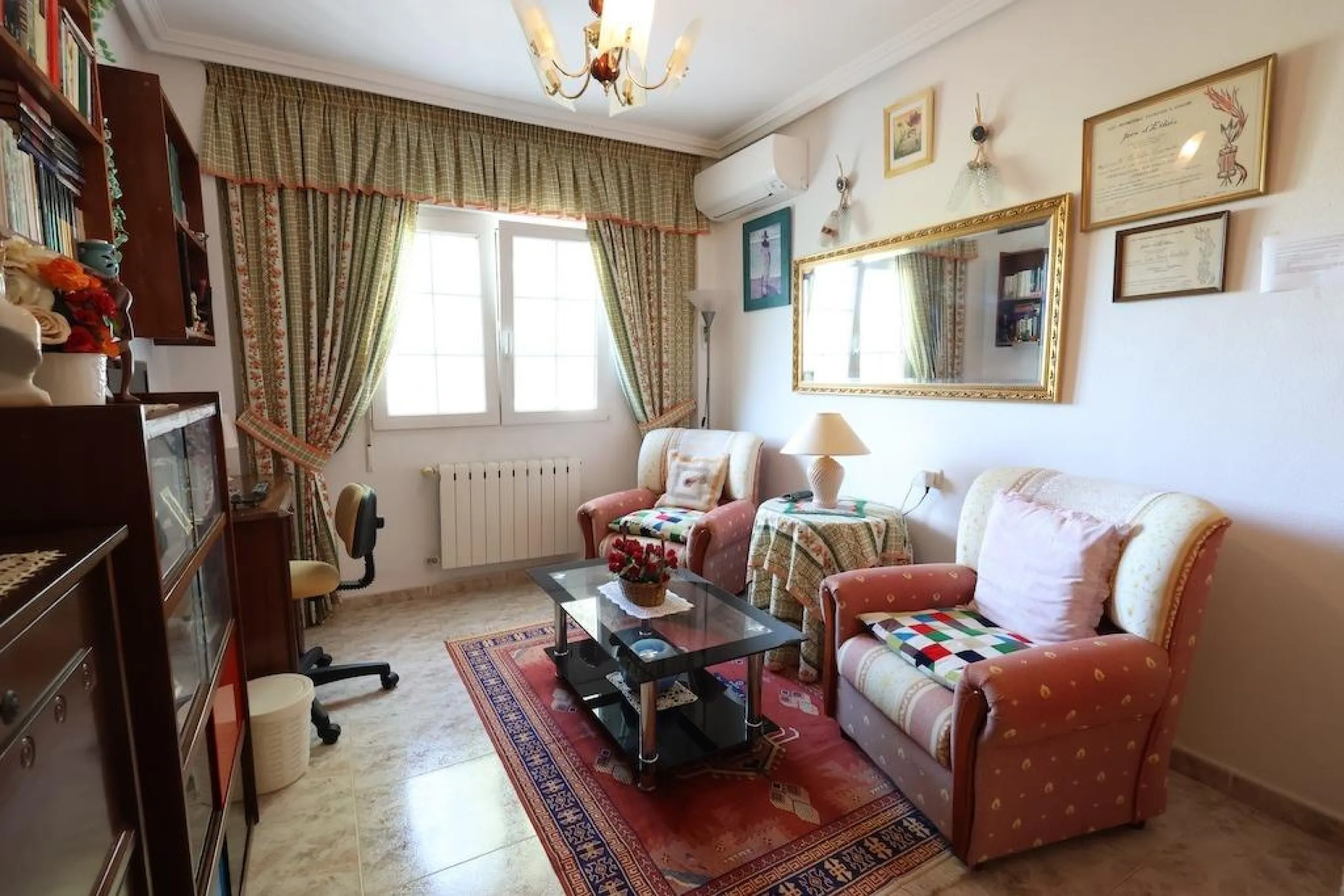 VILLA INDEPENDIENTE CON PARCELA DE 1500 M2. 5 DORM. 4 BAÑOS. CON PISCINA PRIVADA.