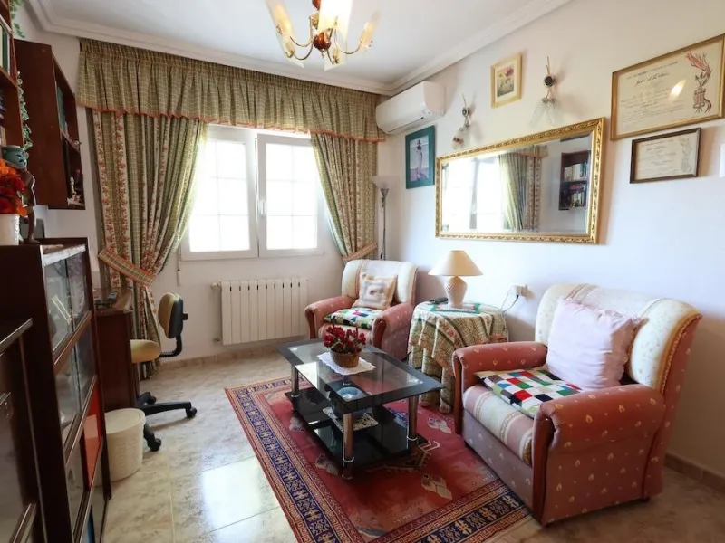 VILLA INDEPENDIENTE CON PARCELA DE 1500 M2. 5 DORM. 4 BAÑOS. CON PISCINA PRIVADA.