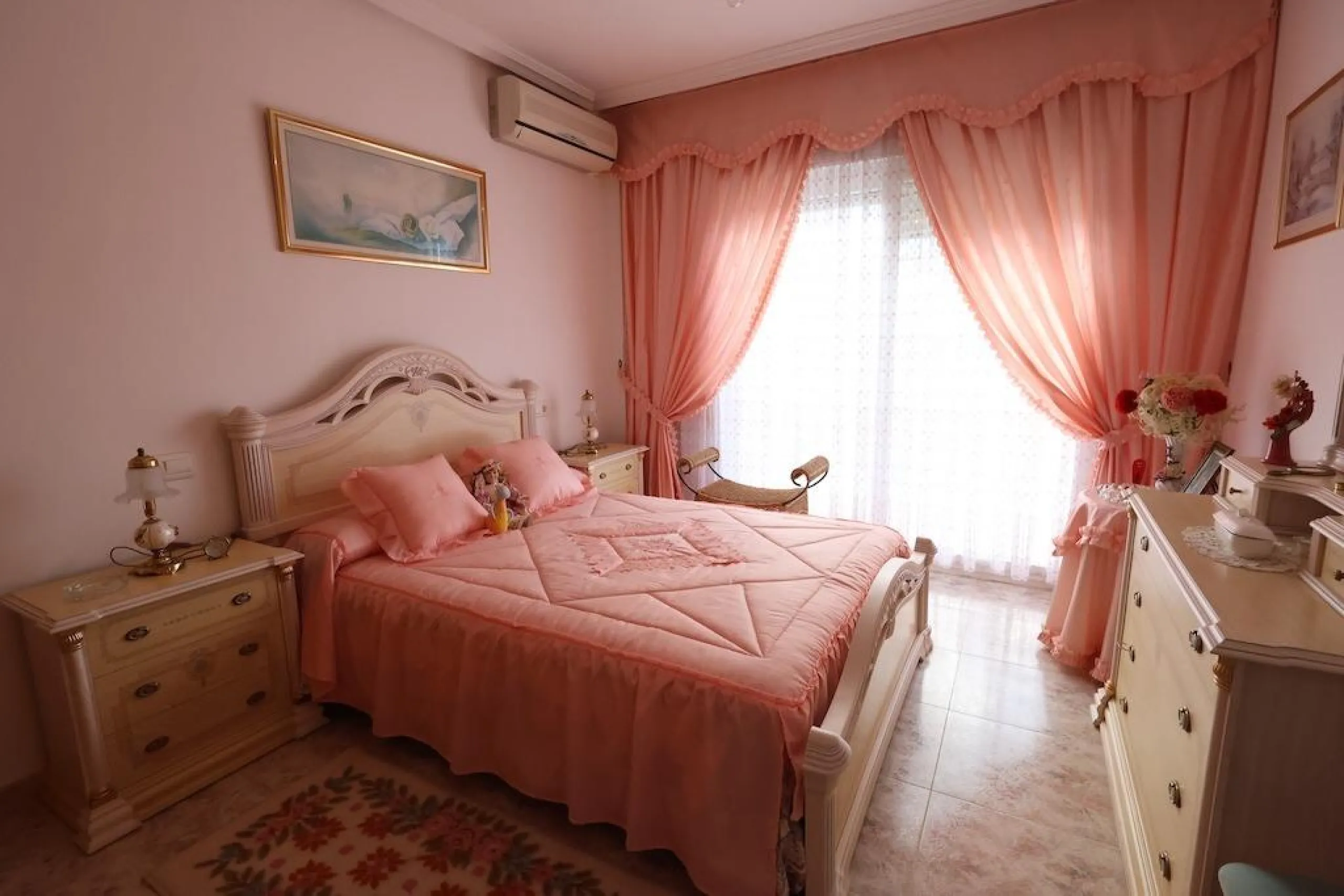 VILLA INDEPENDIENTE CON PARCELA DE 1500 M2. 5 DORM. 4 BAÑOS. CON PISCINA PRIVADA.