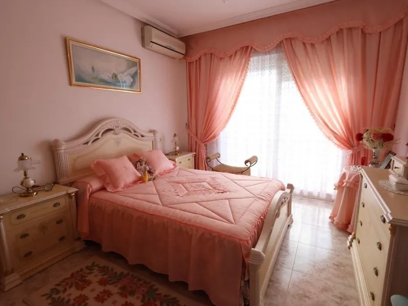 VILLA INDEPENDIENTE CON PARCELA DE 1500 M2. 5 DORM. 4 BAÑOS. CON PISCINA PRIVADA.