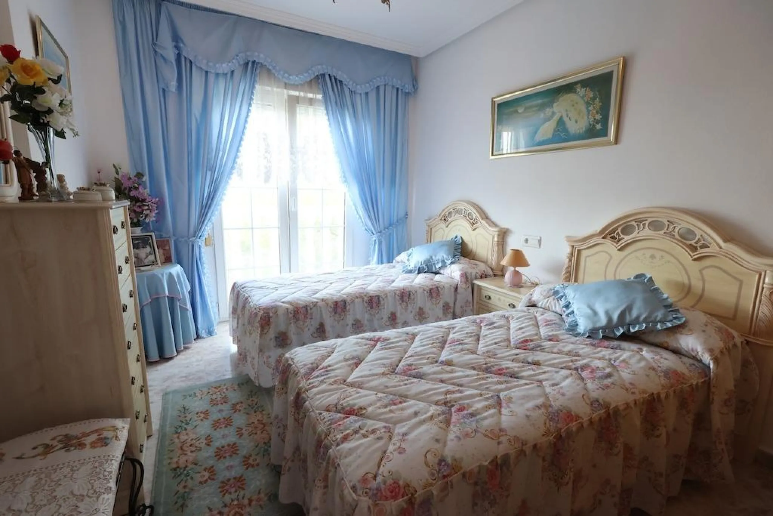 VILLA INDEPENDIENTE CON PARCELA DE 1500 M2. 5 DORM. 4 BAÑOS. CON PISCINA PRIVADA.