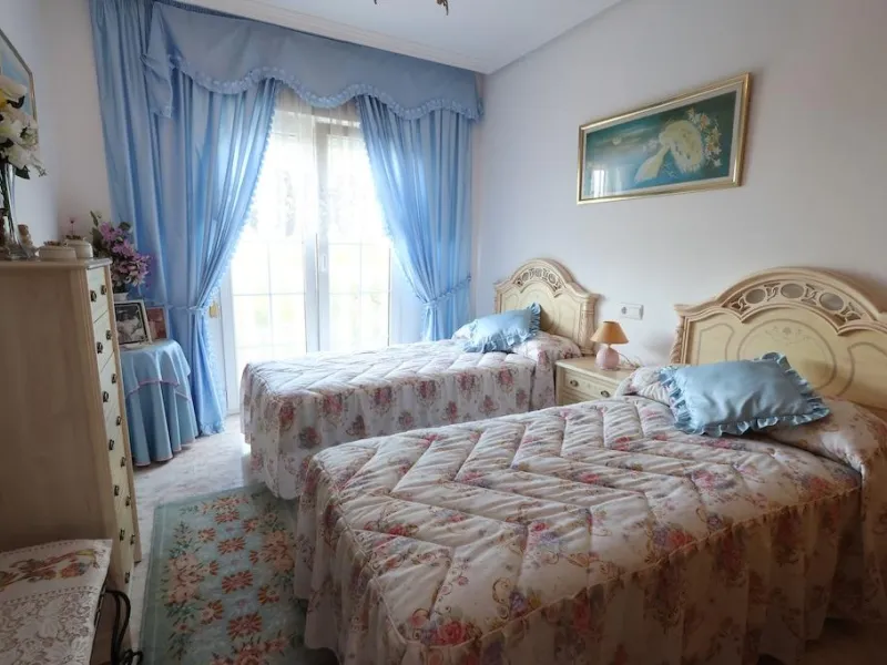 VILLA INDEPENDIENTE CON PARCELA DE 1500 M2. 5 DORM. 4 BAÑOS. CON PISCINA PRIVADA.