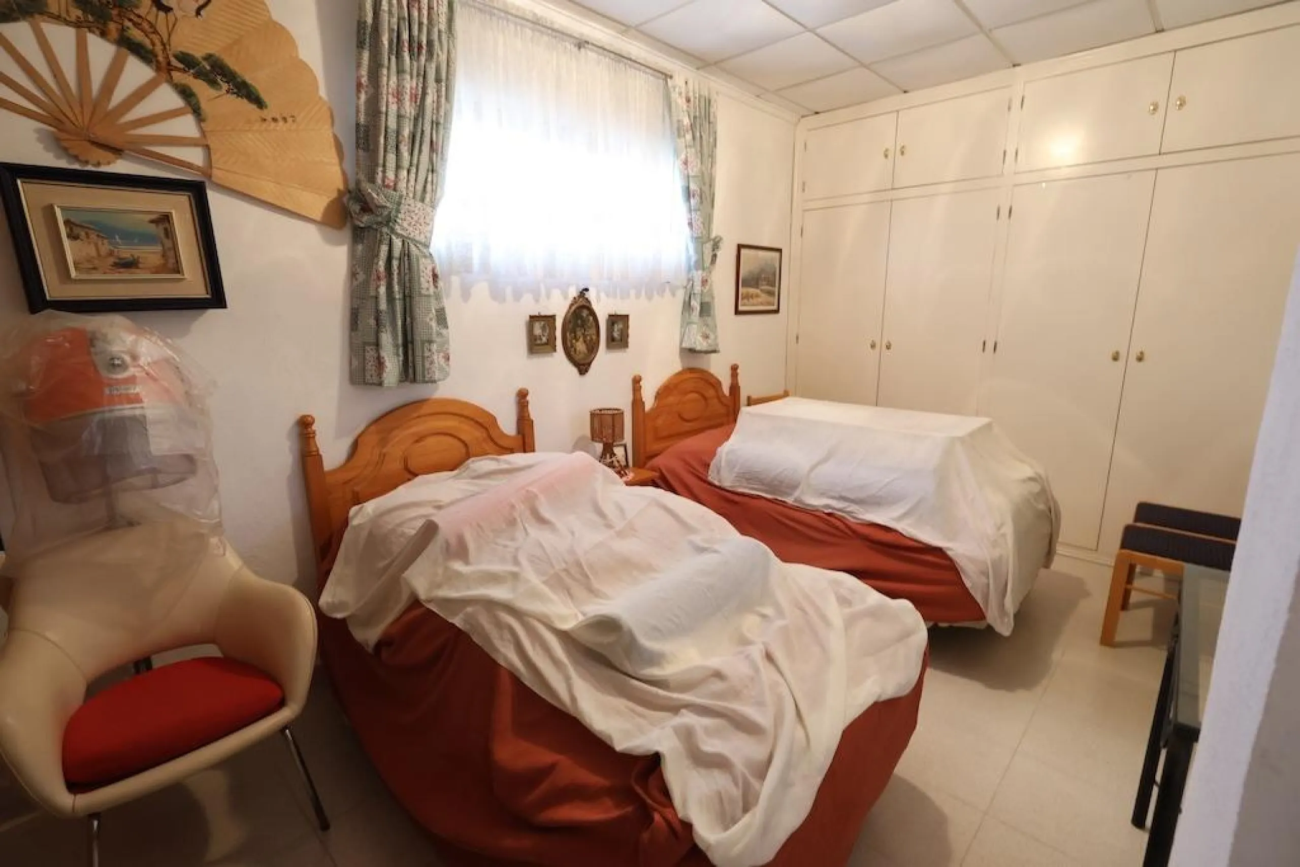 VILLA INDEPENDIENTE CON PARCELA DE 1500 M2. 5 DORM. 4 BAÑOS. CON PISCINA PRIVADA.