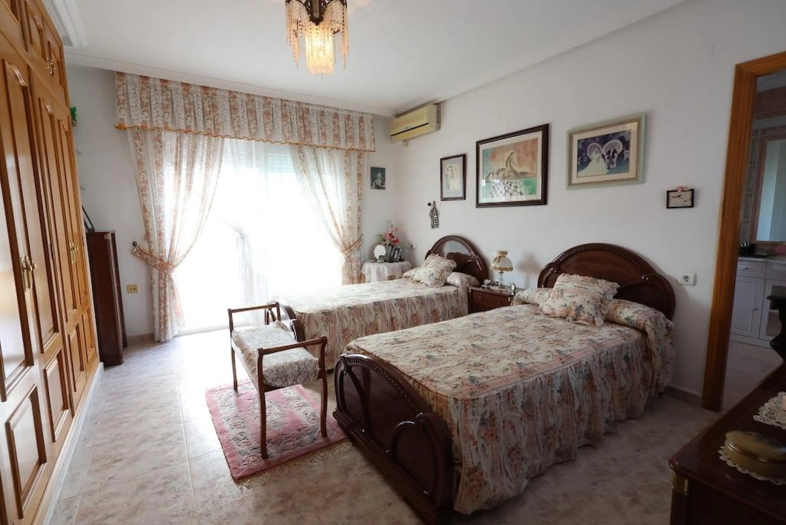 VILLA INDEPENDIENTE CON PARCELA DE 1500 M2. 5 DORM. 4 BAÑOS. CON PISCINA PRIVADA.